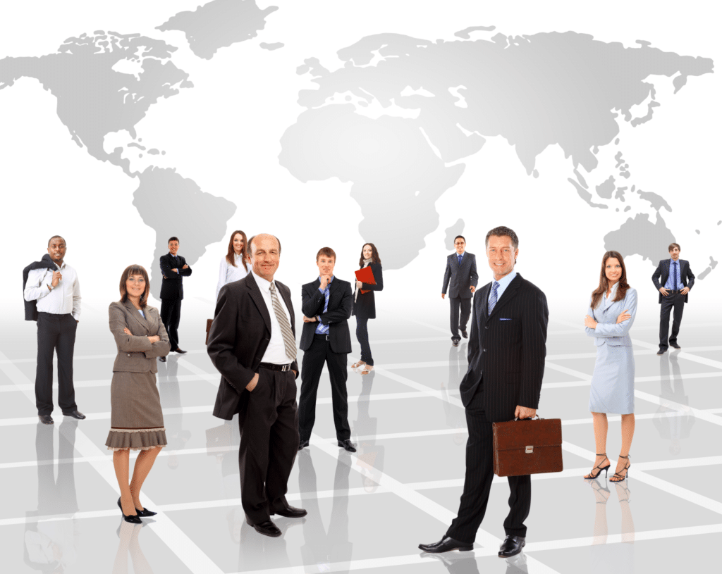 Interulturelle Kompetenz, Menschen im Businessstil gekleidet stehen versammelt vor einer Weltkarte mit Blick zur Kamera