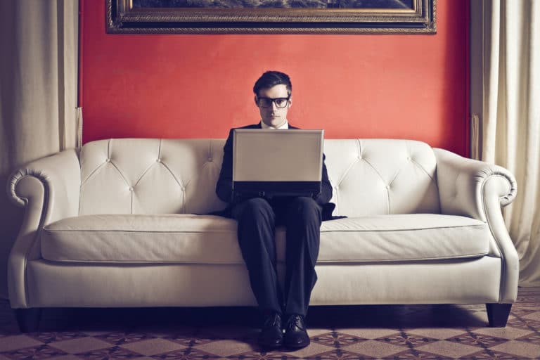Assessment digital: Businessman arbeitet von der Couch aus
