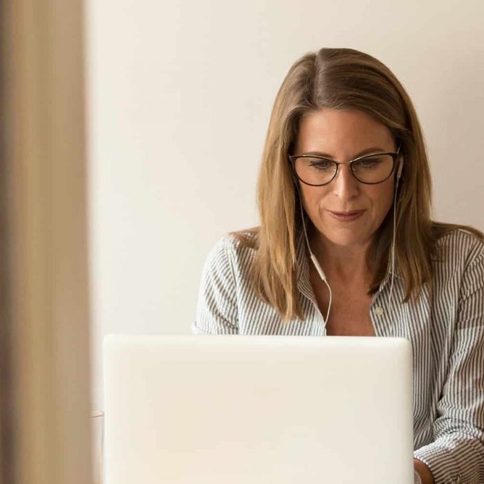 Frau am Laptop mit Headphones