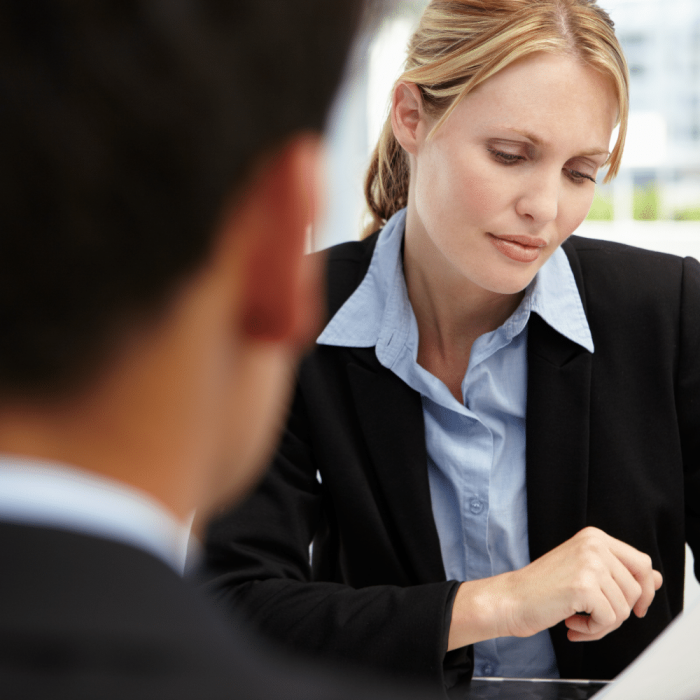 Interviewtraining Bild einer blonden Frau beim Interviewen