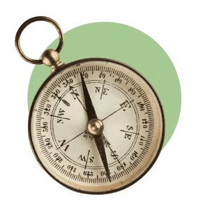 brauner alter Kompass vor grünem Kreis