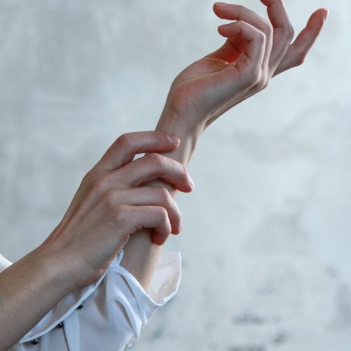 beruhren-drinnen-finger-951572 beruhren-drinnen-finger-951572